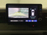 バックギアに入れますとご覧のような画像に自動的に切り替わります。車庫入れ時に役立ちます。