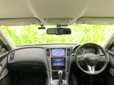 運転席から前方を見渡しやすい配置で、メーターやセンターディスプレイも視線を移しやすい位置にまとまっています。前席は身体を支える形状で、落ち着いて過ごせる空間です。