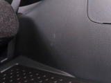 電動格納ミラーにはオート格納の機能がございます、設定しておけばドアの施錠に応じてミラーを格納してくれますので狭い駐車場など便利な機能です。