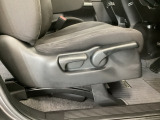 【前席】運転席にはシート高を調整できるハイトアジャスターが装備され、幅広いシートポジションの設定が可能になっております♪