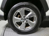 純正アルミホイール装着のお車になります!!グロスメッキでとてもカッコいいデザインですよ!!