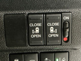 【両側パワースライドドア】両側がパワースライドドアになっており、運転席のスイッチやスマートキーでも開閉が可能です!開口部も広いので乗り降りも楽々♪