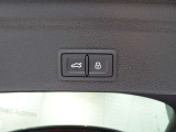 両手がふさがるほどの荷物があるとき、とても便利なオートマチックテールゲートが装備されております。
