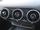 Audi正規ディーラーが高品質をお約束。高度な訓練・教育を受けたAudi専任メカニックが、100項目にもおよぶ精密な点検を実施いたします。すべてをクリアしたAudi車だけが、あなたのお手元に届けられるのです。