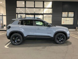 ジープ全車種共通の台形型ホイールアーチは走破性を高めております。