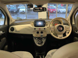 アイボリーインパネが室内を明るく演出。FIAT500らしいお洒落な空間です。