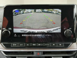 ギアを『R』に入れた後、カメラボタンを2回押すと、ナビ画面に後方の映像を映してくれるので、駐車がし易くなります。