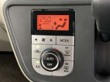 お好みの室温を自動でキープ。大きくて見やすいボタンや画面・アイコンで操作もラクラクです。