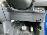 駐車ブレーキは指で操作する電動式です