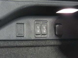 ステアリングスイッチはハンドルを握ったままで各種装備の設定・オーディオの操作が可能。その他衝突軽減ブレーキの設定や踏み間違い等も・・・