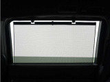 ◆スクリーンサンシェード◆リアドアに装備されています。日差しを和らげ、プライバシーの保護にも役立ちます。後部座席にお子様を乗車させるときも、ゆっくりお昼寝できます♪