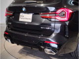 BMWの伝統の丸目4灯ヘッドライトでございます。LEDライトで視認性もよく明るく安全性の向上につながります。