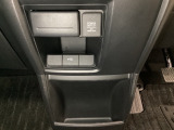アクセサリーソケットはUSBのアダプターなどをつければ、スマホの充電にも使えます。下にはナビゲーション用の外部入力可能なUSB端子がついており、周辺には物が置けるボックスがついています。
