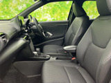 前席はゆったりと座れる形状で、視界も開けた印象です。運転席と助手席が並ぶ室内はすっきりまとまり、同乗者との移動時間も心地よく過ごせます。