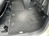 運転席フロアマットは使用感がありますが、目立った汚れや破れなしです。