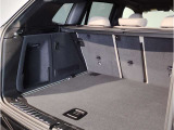 BMWではスペアタイヤが非搭載となるため、スペースは拡大されており、収納スペースとして利用可能。トランクの下にも収納スペースがあり、意外と役に立つスペースでございます。