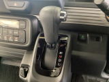 CVT車のセレクトレバーです。低速から高速まで、変速ショックのないスムーズな走りを実現するとともに、エンジン効率のよい領域を維持することで燃費にも貢献します。