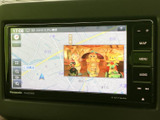 地図と映像を同じ画面で確認でき、行き先の把握から車内でのメディア利用まで幅広く活用できます。画面まわりのボタンも見やすく、必要なメニューを選びやすい構成です。