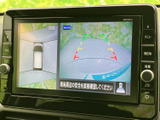 車両周辺を確認するための映像を画面に表示し、駐車時や狭い場所での周囲確認をサポート。ガイド表示もあり、車の位置を把握しながら落ち着いて操作しやすい装備です。