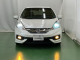 【HID】ディスチャージヘッドライトが装備されています。夜間走行時や雨の日に明るく安全に前方を照らすことが出来ます。対向車からも見えやすいので相手に接近を知らせることも出来ます。