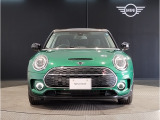 MINIのフロントグリルのデザインはイギリスで生まれた当初から、シルバーのサイドバーが折り重なった伝統的なデザインで御座います。その伝統はBMWのお車になってからでも少しずつ形を変えて守られております
