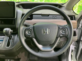 ステアリングに各種スイッチをまとめ、運転中も手元で必要な操作に移りやすい配置です。前方を見ながら扱いやすく、毎日の運転をサポートします。