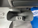 センター足元に小物の収納スペースがあります。