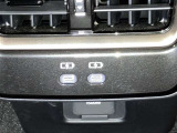 スマートフォンやお手持ちの機器のバッテリー残量が少なくなっても、運転中に充電ができるので安心ですね!