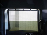 ◆スクリーンサンシェード◆リアドアに装備されています。日差しを和らげ、プライバシーの保護にも役立ちます。後部座席にお子様を乗車させるときも、ゆっくりお昼寝できます♪