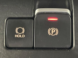 【電動パーキングブレーキ】パーキングブレーキは便利な電動式!ボタン一つで操作でき、アクセルを踏めば自動で解除されます♪レバーやペダルが無いので運転席廻りもすっきりしますね♪