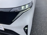 【LEDヘッドランプ】ハロゲンヘッドランプの約2倍の光量でより明るく遠くを照射。視認性、長寿命、省電力に優れ、スタイリッシュな白光色も魅力