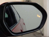 隣車線を走る車両をレーダーで検知し、ドアミラーでは確認しにくい後側方エリアに存在する車両に加え、急接近してくる車両も検知します。車両を検知するとドアミラーに搭載されたLEDインジケーターが点灯します。