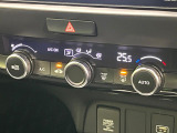 【オートエアコン】一度お好みの温度に設定すれば、車内の温度を検知し風量や温度を自動で調整。暑い&hellip;寒い&hellip;と何度もスイッチ操作をする必要はありません。快適な車内空間には必須の機能ですね♪