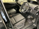 運転席シートには高さを調節できるシートリフターがございます。