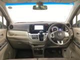 【前方視界】開放的な前方視界!運転がしやすく疲れにくいです♪窓が大きく、見通しがとっても良いおクルマですよ♪