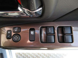 運転席の窓操作部分です。スイッチでミラーや窓の開閉が電動で行えます。