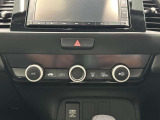 手の届きやすいところで簡単操作ができるオートエアコン。オールシーズンお好みの温度調節ができます。