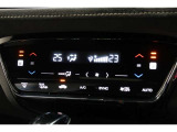 運転席と助手席の温度設定の変更が可能な左右独立タイプのデュアルエアコンです♪♪♪暑がりな人・寒がりな人も誰もが車内を快適にお過ごしいただけます♪♪♪