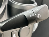レバーには矢印やライトの表示があり、操作内容を目で確かめやすいつくりです。AUTOなどの表記も確認でき、周囲の状況に応じた操作を把握しやすい運転席まわりです。