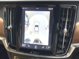 360&deg;ビューカメラ】4台の高解像度カメラで360度の鳥瞰図を表示。隣の車や壁、死角にある障害物などを画面で確認できるため、狭いスペースでの駐車・出入りも安心です。