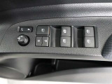 運転席のパワーウインドスイッチで全席窓の開閉・ロック操作ができます。