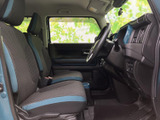 前席はゆったりとした座面と背もたれで、運転席からの視界も広く感じられます。落ち着いた色合いに差し色が添えられ、乗り込むたびに心地よく過ごせる空間です。