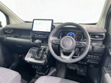 運転席まわりです。 各操作スイッチは使いやすい位置に配置されてます。