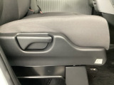 手動のレバーを使って、背もたれの角度を変えることができます。
