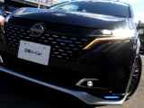 アダプティブLEDヘッドライトシステムは、照射パターンを変化させて対向車や先行車が眩しくならないようにハイビームをキープすることで、良好な視界を確保します。