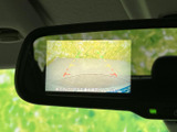 後方の様子を画面で確認でき、駐車時の周囲確認をサポートします。ガイド表示もあり、車庫入れや狭い場所での取り回しに役立つ便利な装備です。