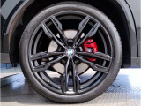 【BMWアロイホイル】軽量かつ強度に拘ったアロイホイル。走行性能ポテンシャルを引き出す設計。車の足元を引き締めてくれる大きなポイントはアロイホイルです。