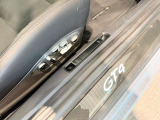 車両はすべて屋内にて保管しておりますので、綺麗な状態のお車をご覧いただけます。