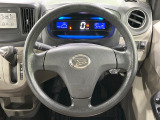 インテリアに合わせたデザインのステアリングは、運転される方のことも考え、運転しやすい形状、大きさです。是非一度、実際に触ってお確かめください。