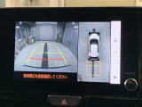 ディスプレイに後方の視界を表示し、車庫入れをサポート「距離目安線」「車幅延長線」およびステアリング操作に連動する「予想進路線」を画面に表示します。※必ず車両周辺の安全を直接確認してください。